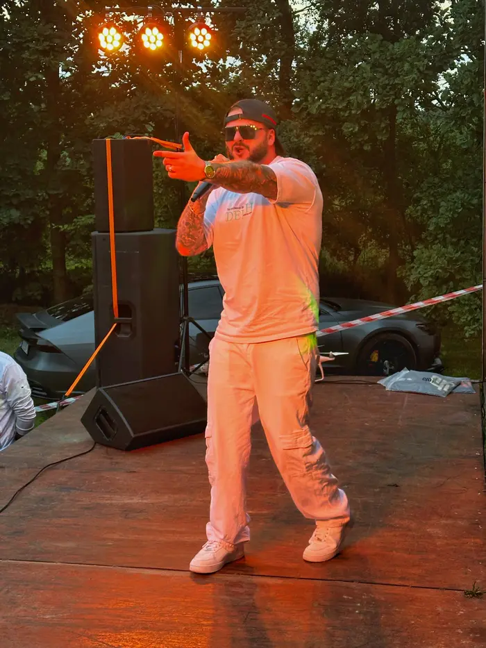 Mr Black Mask z mikrofonem podczas występu